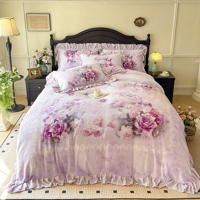 91家纺网 家纺一手货源 找家纺 宜凡家纺 2025新款牛奶绒5D数码大板印花床裙四件套 玫瑰庄园 紫
