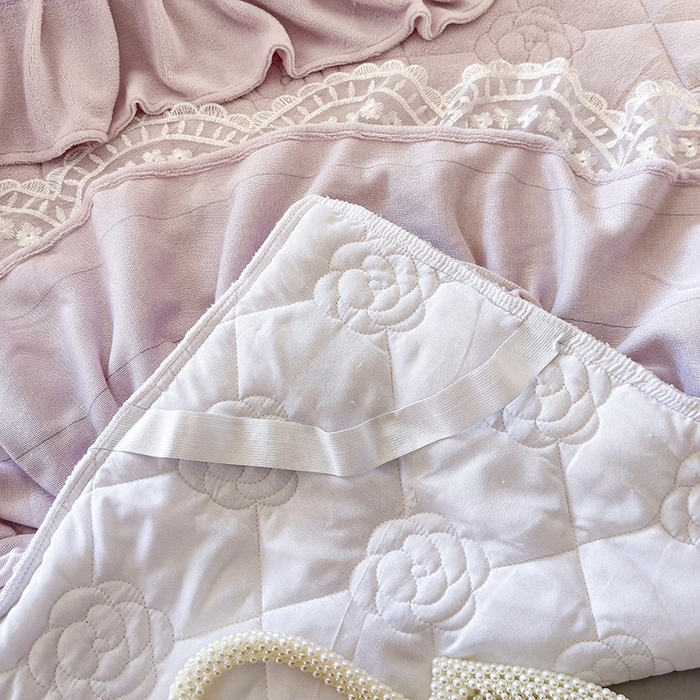 91家纺网 家纺一手货源 找家纺 宜凡家纺 2025新款牛奶绒5D数码大板印花床裙四件套 玫瑰庄园 紫