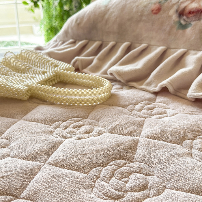 91家纺网 家纺一手货源 找家纺 宜凡家纺 2025新款牛奶绒5D数码大板印花床裙四件套 诺曼庄园 浅卡其