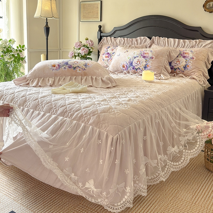 91家纺网 家纺一手货源 找家纺 宜凡家纺 2025新款牛奶绒5D数码大板印花床裙四件套 浪漫花舞 浅驼