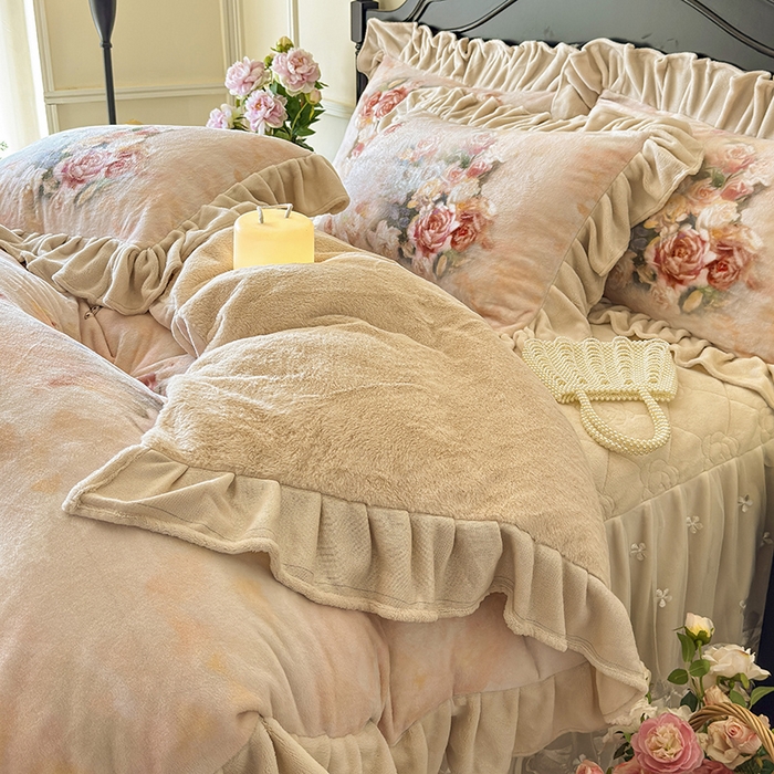 91家纺网 家纺一手货源 找家纺 宜凡家纺 2025新款牛奶绒5D数码大板印花床裙四件套 玫瑰庄园 香槟