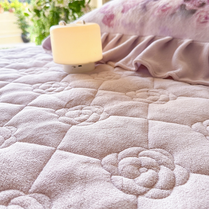 91家纺网 家纺一手货源 找家纺 宜凡家纺 2025新款牛奶绒5D数码大板印花床裙四件套 玫瑰庄园 紫