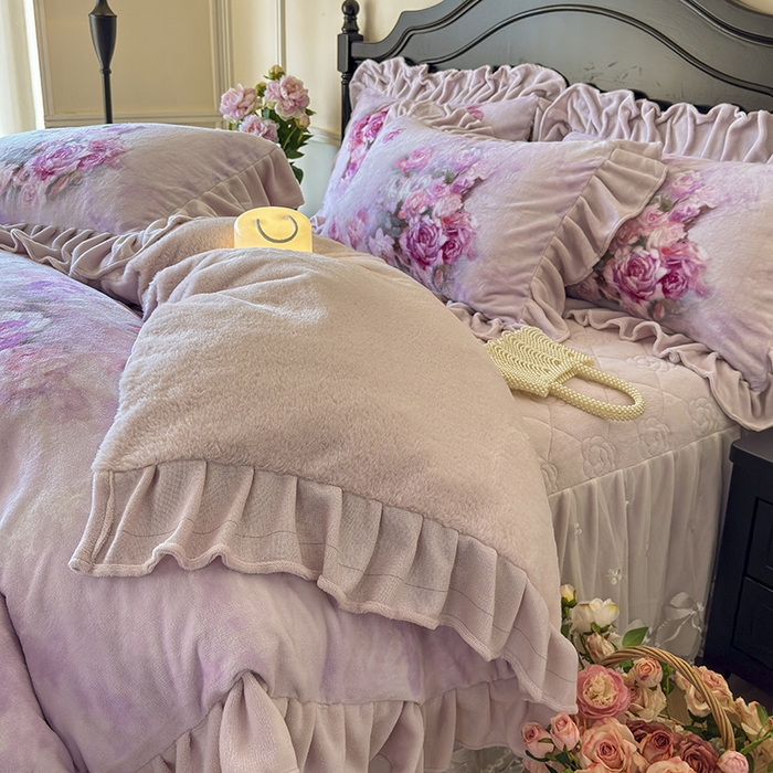 91家纺网 家纺一手货源 找家纺 宜凡家纺 2025新款牛奶绒5D数码大板印花床裙四件套 玫瑰庄园 紫