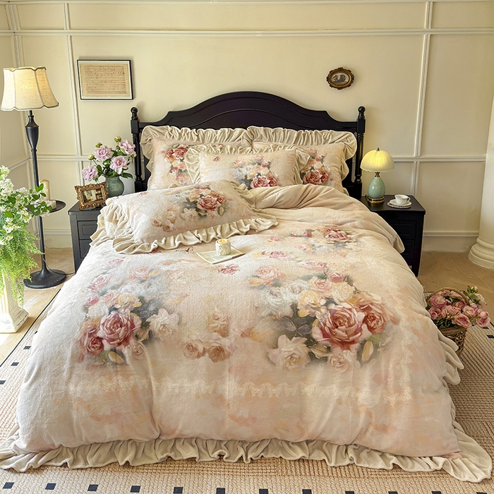91家纺网 家纺一手货源 找家纺 宜凡家纺 2025新款牛奶绒5D数码大板印花床裙四件套 玫瑰庄园 香槟