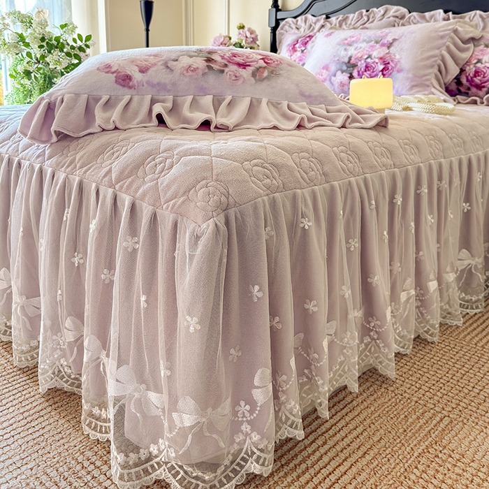 91家纺网 家纺一手货源 找家纺 宜凡家纺 2025新款牛奶绒5D数码大板印花床裙四件套 玫瑰庄园 紫