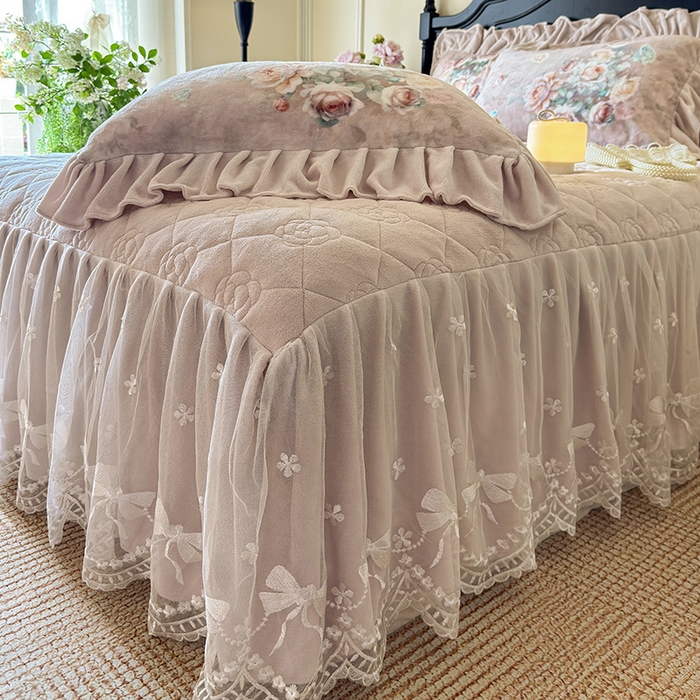 91家纺网 家纺一手货源 找家纺 宜凡家纺 2025新款牛奶绒5D数码大板印花床裙四件套 诺曼庄园 浅卡其