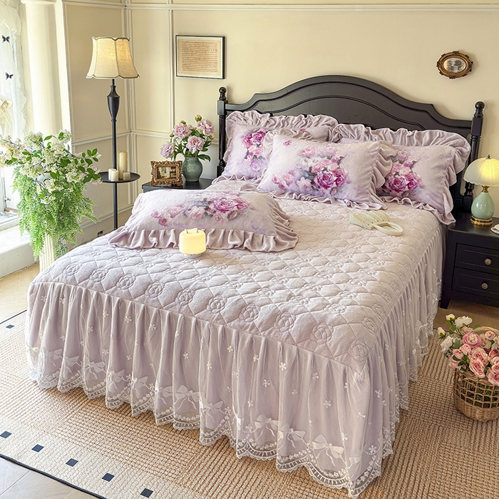 91家纺网 家纺一手货源 找家纺 宜凡家纺 2025新款牛奶绒5D数码大板印花床裙四件套 玫瑰庄园 紫