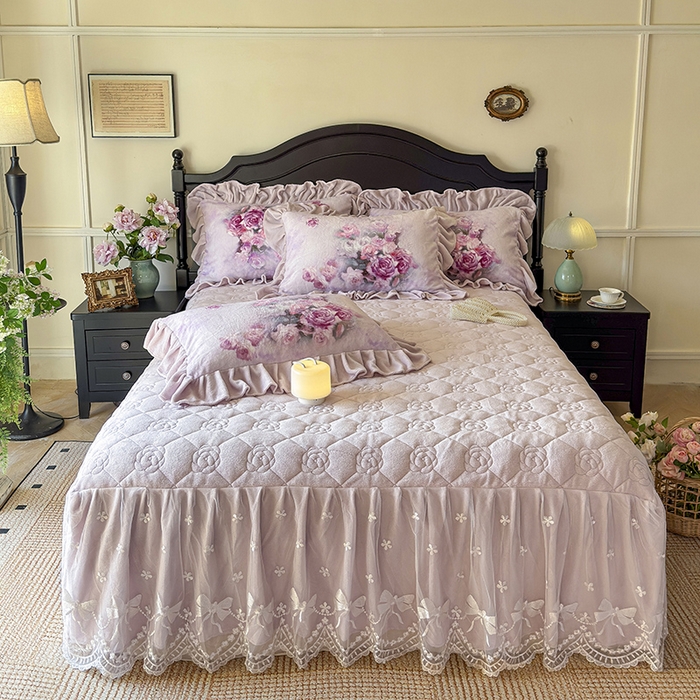 91家纺网 家纺一手货源 找家纺 宜凡家纺 2025新款牛奶绒5D数码大板印花床裙四件套 玫瑰庄园 紫