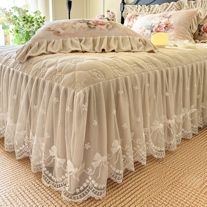 91家纺网 家纺一手货源 找家纺 宜凡家纺 2025新款牛奶绒5D数码大板印花床裙四件套 玫瑰庄园 香槟