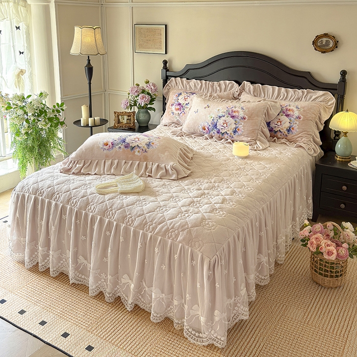 91家纺网 家纺一手货源 找家纺 宜凡家纺 2025新款牛奶绒5D数码大板印花床裙四件套 浪漫花舞 浅驼