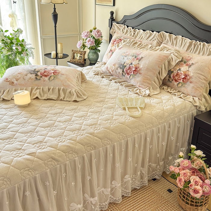 91家纺网 家纺一手货源 找家纺 宜凡家纺 2025新款牛奶绒5D数码大板印花床裙四件套 玫瑰庄园 香槟