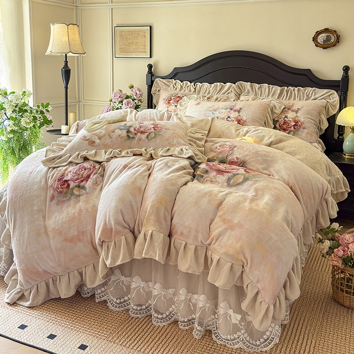 91家纺网 家纺一手货源 找家纺 宜凡家纺 2025新款牛奶绒5D数码大板印花床裙四件套 玫瑰庄园 香槟