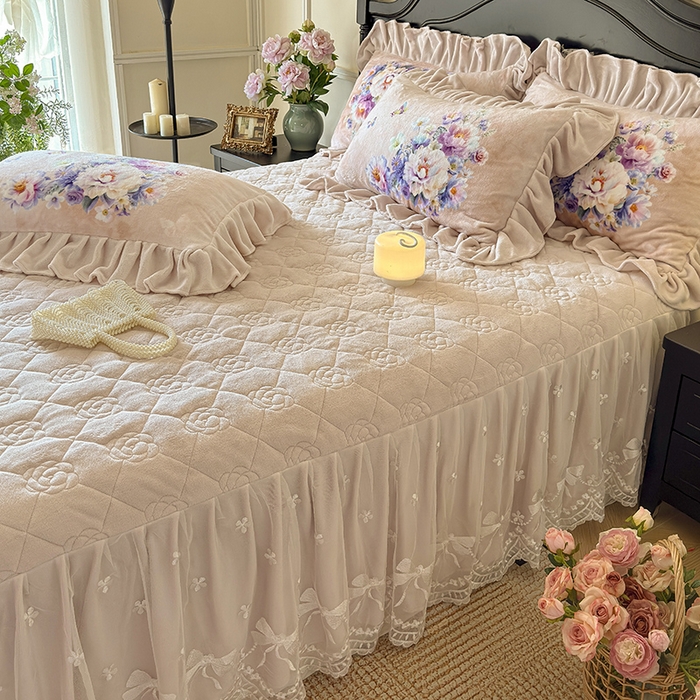 91家纺网 家纺一手货源 找家纺 宜凡家纺 2025新款牛奶绒5D数码大板印花床裙四件套 浪漫花舞 浅驼