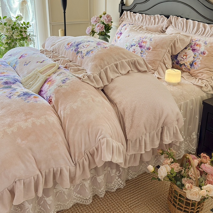 91家纺网 家纺一手货源 找家纺 宜凡家纺 2025新款牛奶绒5D数码大板印花床裙四件套 浪漫花舞 浅驼