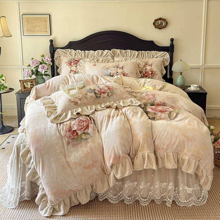 91家纺网 家纺一手货源 找家纺 宜凡家纺 2025新款牛奶绒5D数码大板印花床裙四件套 玫瑰庄园 香槟