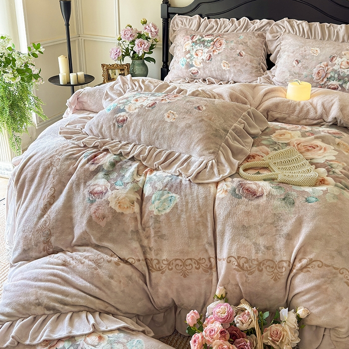 91家纺网 家纺一手货源 找家纺 宜凡家纺 2025新款牛奶绒5D数码大板印花床裙四件套 诺曼庄园 浅卡其