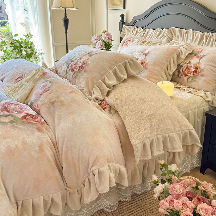 91家纺网 家纺一手货源 找家纺 宜凡家纺 2025新款牛奶绒5D数码大板印花床裙四件套 玫瑰庄园 香槟