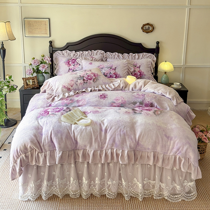 91家纺网 家纺一手货源 找家纺 宜凡家纺 2025新款牛奶绒5D数码大板印花床裙四件套 玫瑰庄园 紫