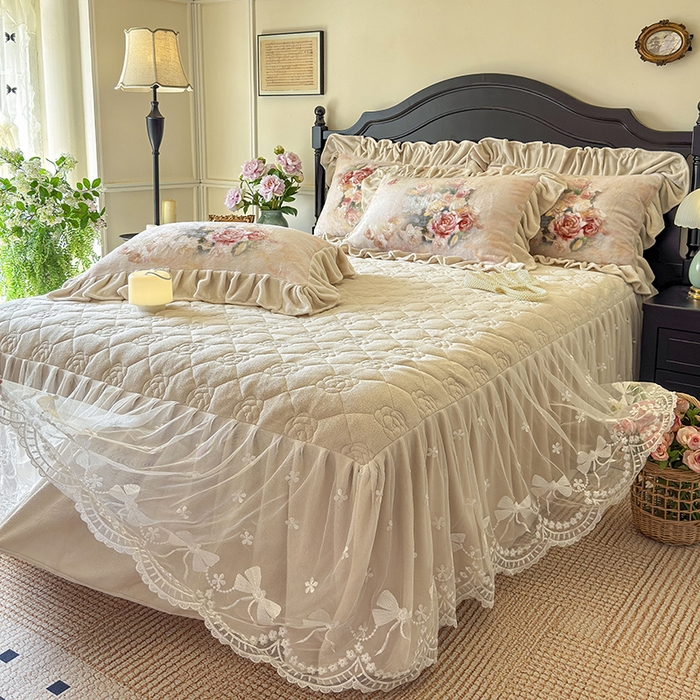 91家纺网 家纺一手货源 找家纺 宜凡家纺 2025新款牛奶绒5D数码大板印花床裙四件套 玫瑰庄园 香槟