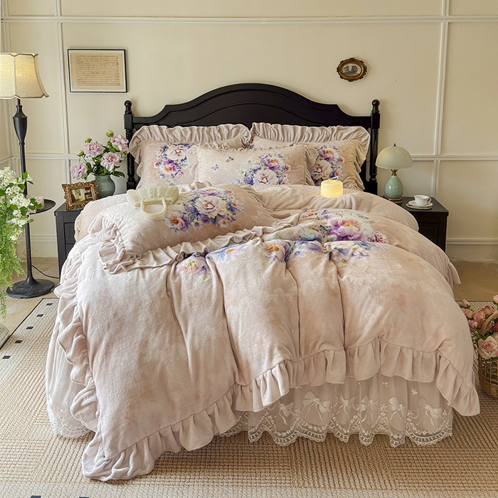 91家纺网 家纺一手货源 找家纺 宜凡家纺 2025新款牛奶绒5D数码大板印花床裙四件套 浪漫花舞 浅驼