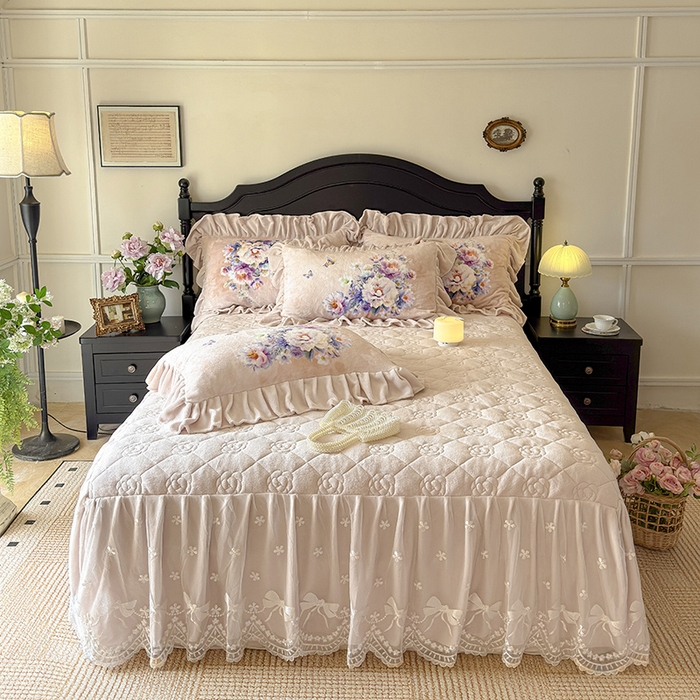 91家纺网 家纺一手货源 找家纺 宜凡家纺 2025新款牛奶绒5D数码大板印花床裙四件套 浪漫花舞 浅驼