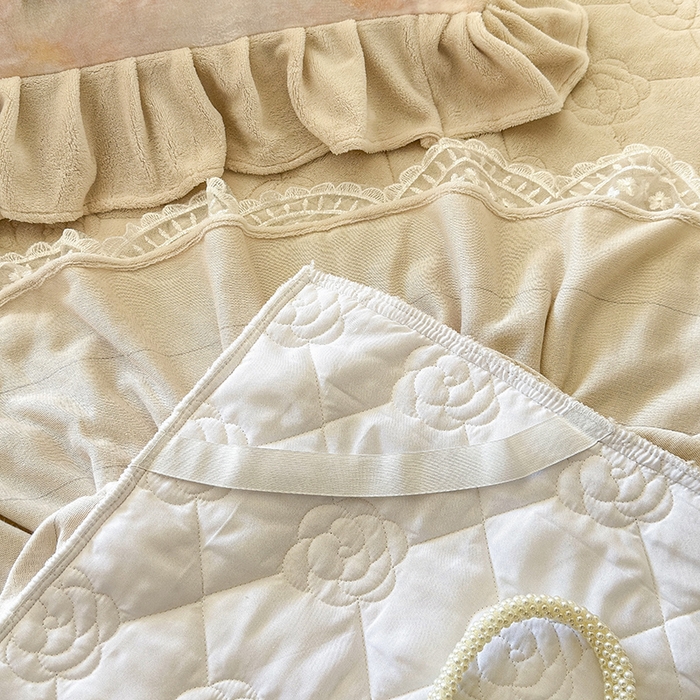 91家纺网 家纺一手货源 找家纺 宜凡家纺 2025新款牛奶绒5D数码大板印花床裙四件套 玫瑰庄园 香槟