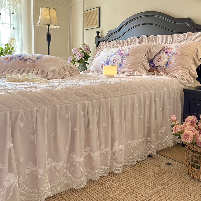 91家纺网 家纺一手货源 找家纺 宜凡家纺 2025新款牛奶绒5D数码大板印花床裙四件套 浪漫花舞 浅驼