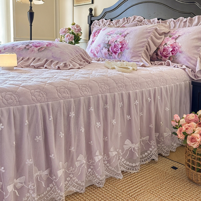 91家纺网 家纺一手货源 找家纺 宜凡家纺 2025新款牛奶绒5D数码大板印花床裙四件套 玫瑰庄园 紫