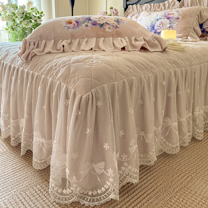 91家纺网 家纺一手货源 找家纺 宜凡家纺 2025新款牛奶绒5D数码大板印花床裙四件套 浪漫花舞 浅驼