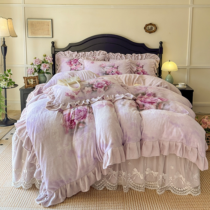 91家纺网 家纺一手货源 找家纺 宜凡家纺 2025新款牛奶绒5D数码大板印花床裙四件套 玫瑰庄园 紫