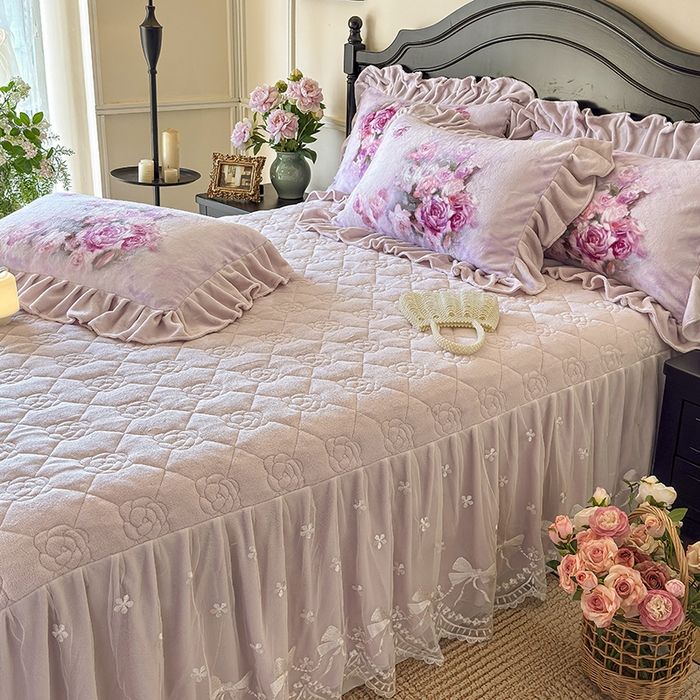 91家纺网 家纺一手货源 找家纺 宜凡家纺 2025新款牛奶绒5D数码大板印花床裙四件套 玫瑰庄园 紫