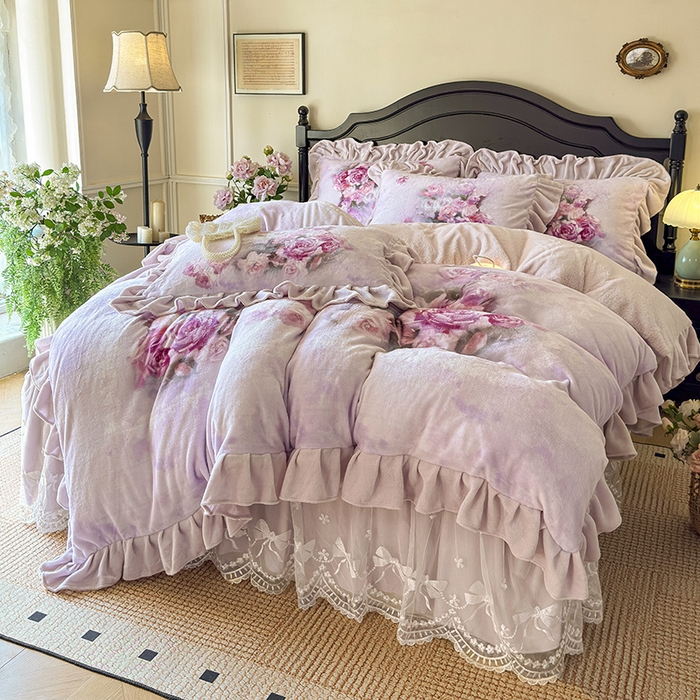 91家纺网 家纺一手货源 找家纺 宜凡家纺 2025新款牛奶绒5D数码大板印花床裙四件套 玫瑰庄园 紫