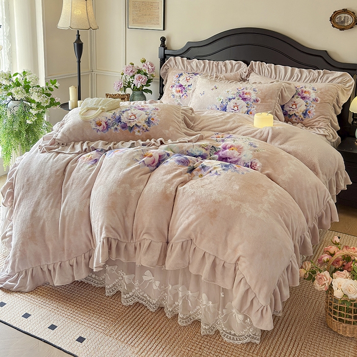 91家纺网 家纺一手货源 找家纺 宜凡家纺 2025新款牛奶绒5D数码大板印花床裙四件套 浪漫花舞 浅驼