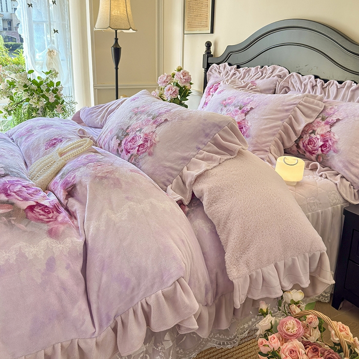 91家纺网 家纺一手货源 找家纺 宜凡家纺 2025新款牛奶绒5D数码大板印花床裙四件套 玫瑰庄园 紫