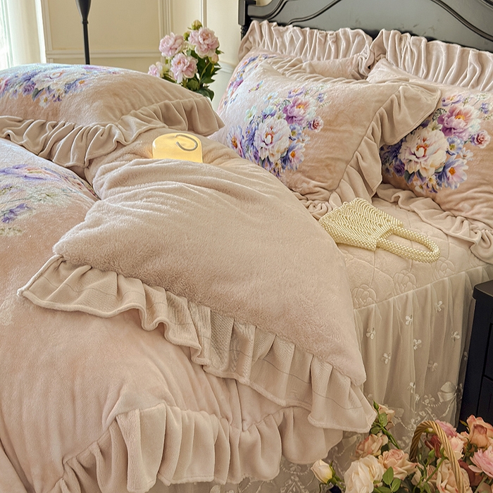 91家纺网 家纺一手货源 找家纺 宜凡家纺 2025新款牛奶绒5D数码大板印花床裙四件套 浪漫花舞 浅驼