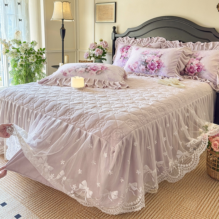 91家纺网 家纺一手货源 找家纺 宜凡家纺 2025新款牛奶绒5D数码大板印花床裙四件套 玫瑰庄园 紫