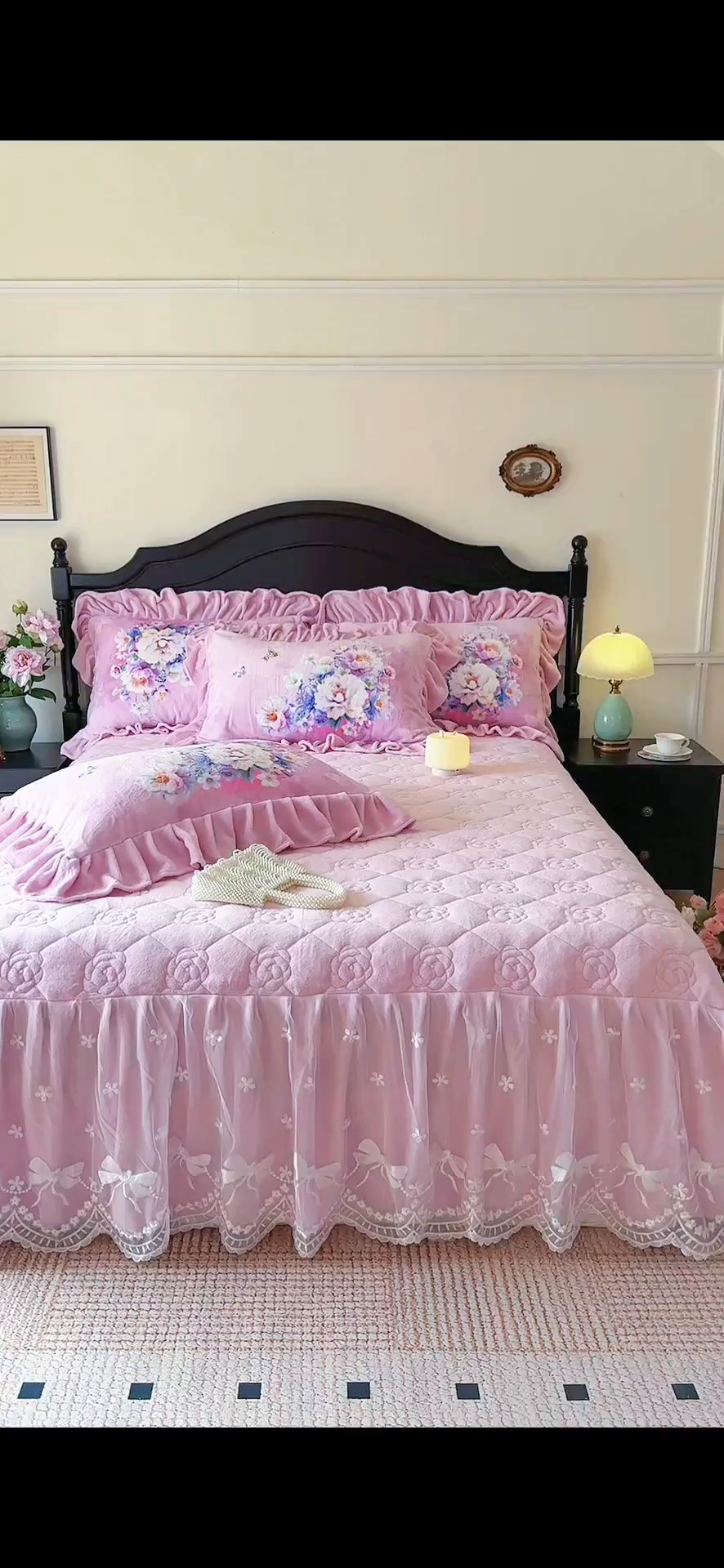 91家纺网 家纺一手货源 找家纺 宜凡家纺 2025新款牛奶绒5D数码大板印花床裙四件套 浪漫花舞 粉