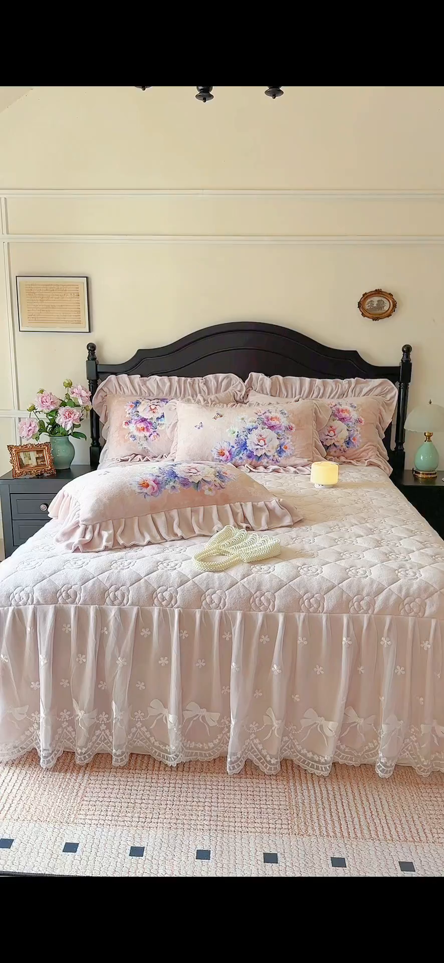 91家纺网 家纺一手货源 找家纺 宜凡家纺 2025新款牛奶绒5D数码大板印花床裙四件套 浪漫花舞 浅驼