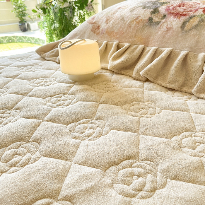 91家纺网 家纺一手货源 找家纺 宜凡家纺 2025新款牛奶绒5D数码大板印花床裙四件套 玫瑰庄园 香槟