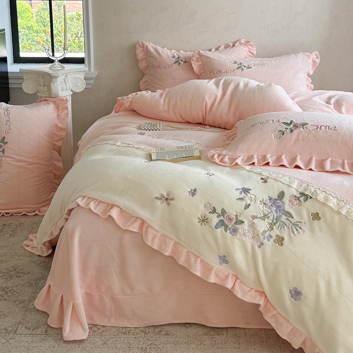 91家纺网 家纺一手货源 找家纺 可以家居  2025新款高克重全消光超细旦奶芙云绒四件套-玛利亚系列 贵族粉