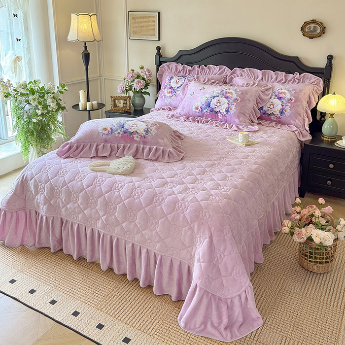 91家纺网 家纺一手货源 找家纺 宜凡家纺 2025新款牛奶绒5D数码大板印花床盖四件套 浪漫花舞 粉