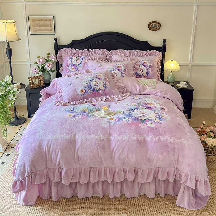 91家纺网 家纺一手货源 找家纺 宜凡家纺 2025新款牛奶绒5D数码大板印花床盖四件套 浪漫花舞 粉