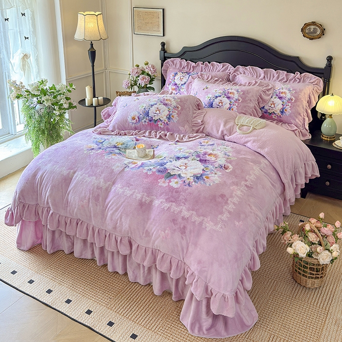 91家纺网 家纺一手货源 找家纺 宜凡家纺 2025新款牛奶绒5D数码大板印花床盖四件套 浪漫花舞 粉