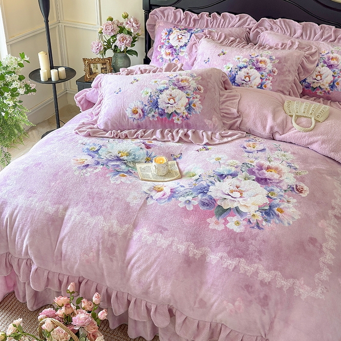 91家纺网 家纺一手货源 找家纺 宜凡家纺 2025新款牛奶绒5D数码大板印花床盖四件套 浪漫花舞 粉