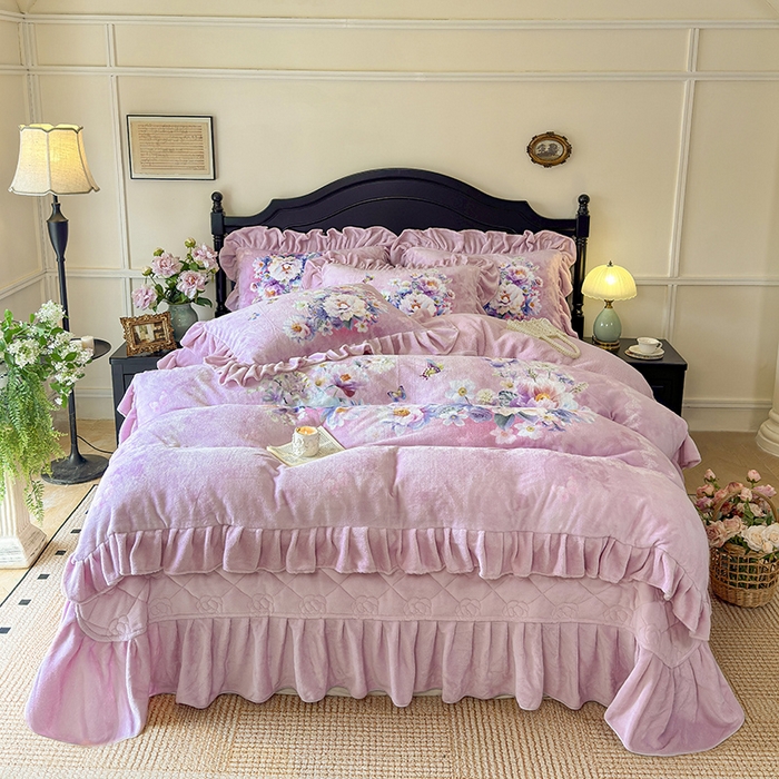 91家纺网 家纺一手货源 找家纺 宜凡家纺 2025新款牛奶绒5D数码大板印花床盖四件套 浪漫花舞 粉