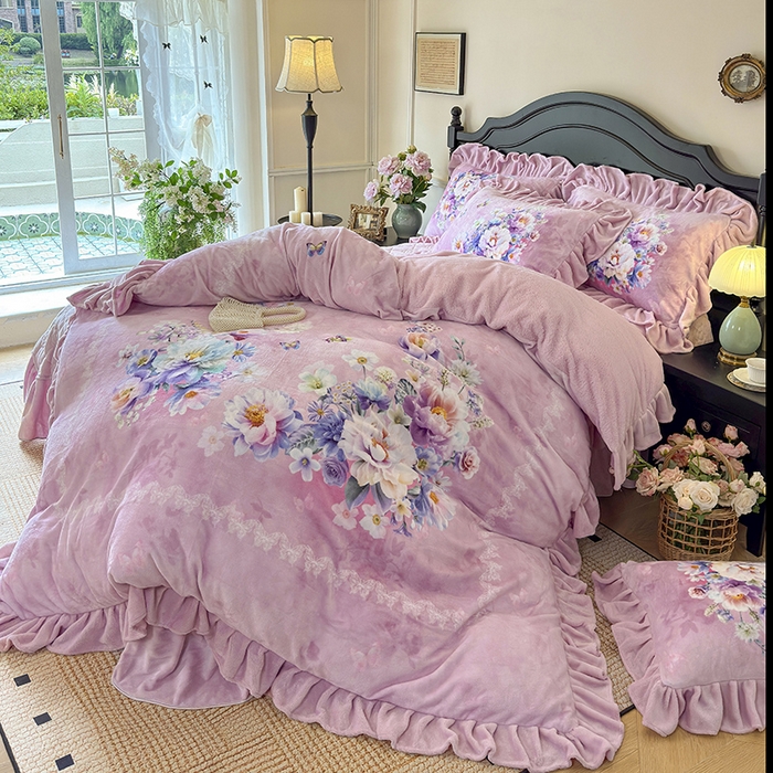 91家纺网 家纺一手货源 找家纺 宜凡家纺 2025新款牛奶绒5D数码大板印花床盖四件套 浪漫花舞 粉