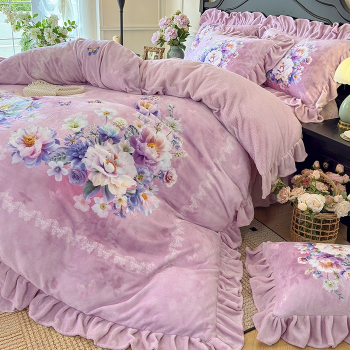 91家纺网 家纺一手货源 找家纺 宜凡家纺 2025新款牛奶绒5D数码大板印花床盖四件套 浪漫花舞 粉