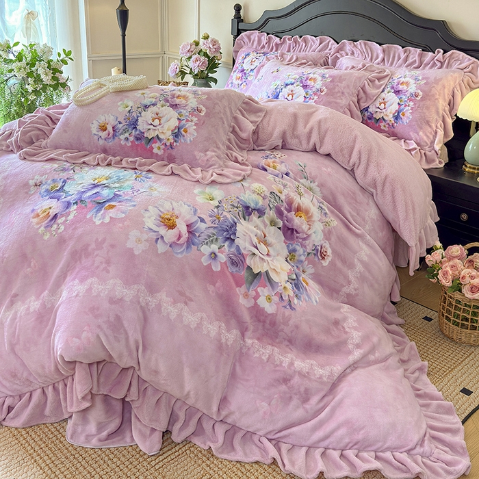 91家纺网 家纺一手货源 找家纺 宜凡家纺 2025新款牛奶绒5D数码大板印花床盖四件套 浪漫花舞 粉