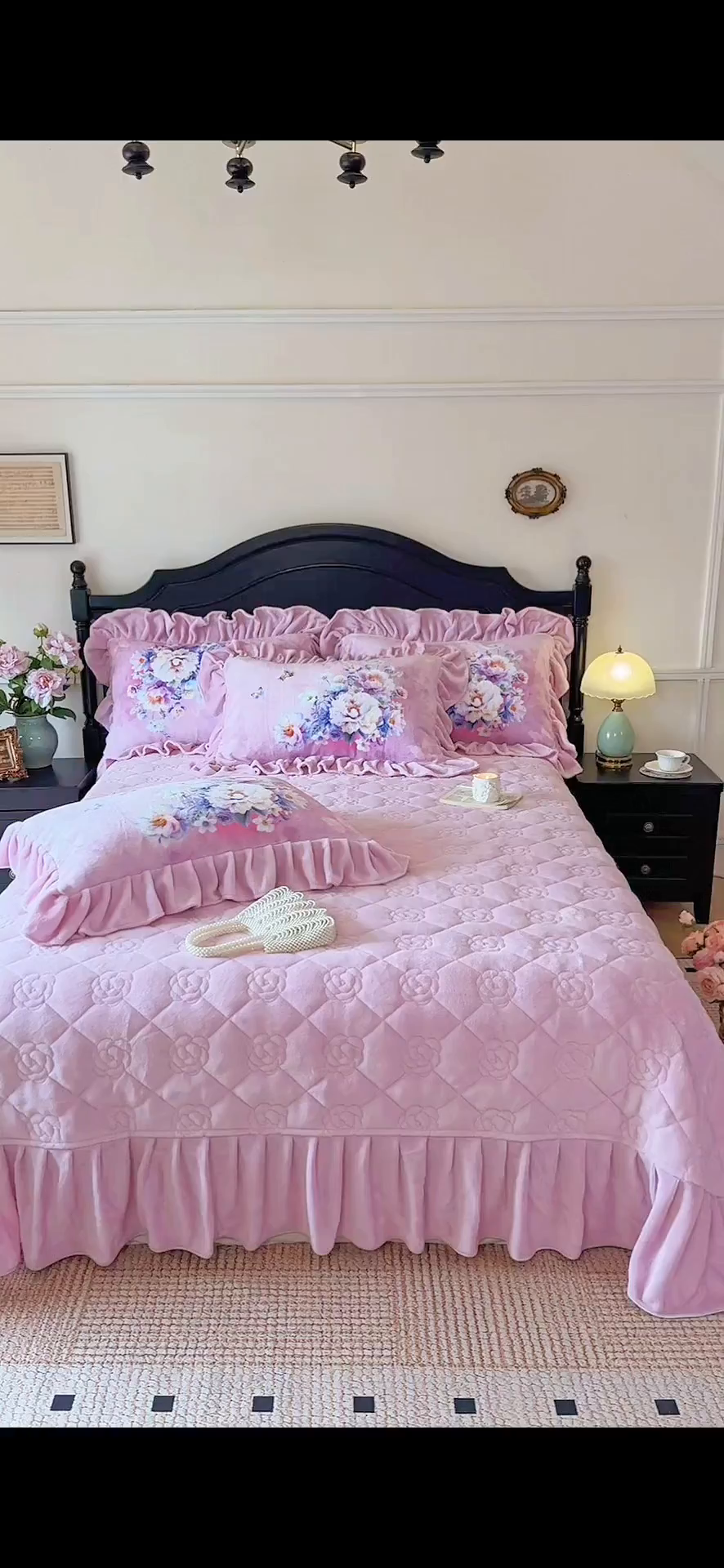 91家纺网 家纺一手货源 找家纺 宜凡家纺 2025新款牛奶绒5D数码大板印花床盖四件套 浪漫花舞 粉