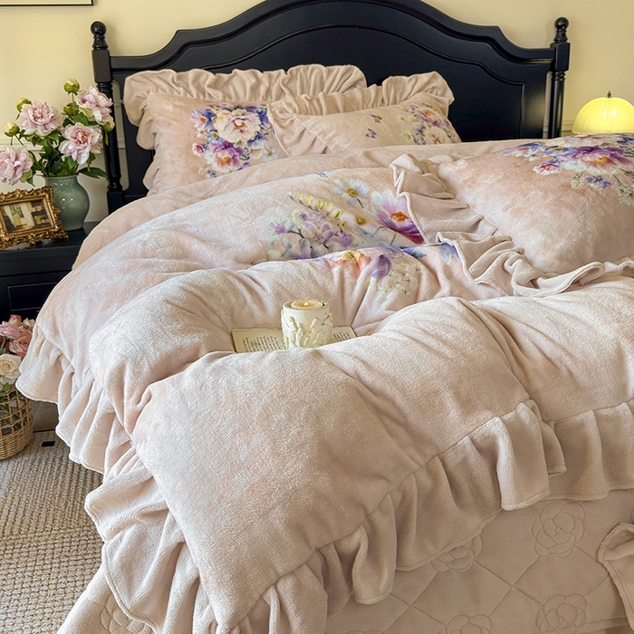 91家纺网 家纺一手货源 找家纺 宜凡家纺 2025新款牛奶绒5D数码大板印花床盖四件套 浪漫花舞 浅驼